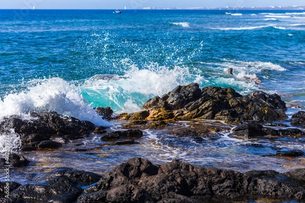 Fototapeta waves crashing on rocks