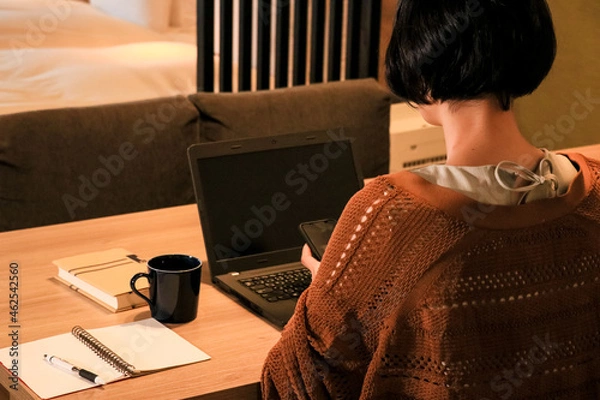 Fototapeta リモートワークするビジネスウーマン