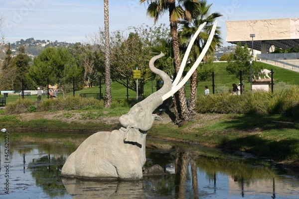 Obraz  A Mammoth Display Showing a Mammoth Sinking in a Tar Pit