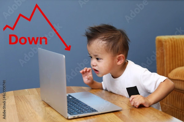 Fototapeta 株のチャートの下落に落胆する男の子。