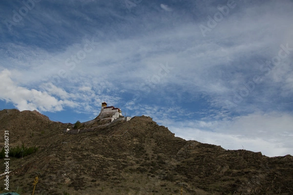 Obraz 美しい風景の中にある個性的なデザインの建物