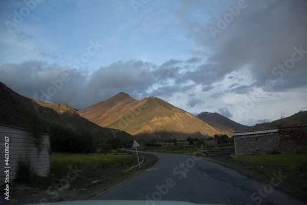 Obraz 美しい風景の中にある個性的なデザインの建物