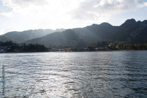 Obraz 美しい風景の中にある個性的なデザインの建物