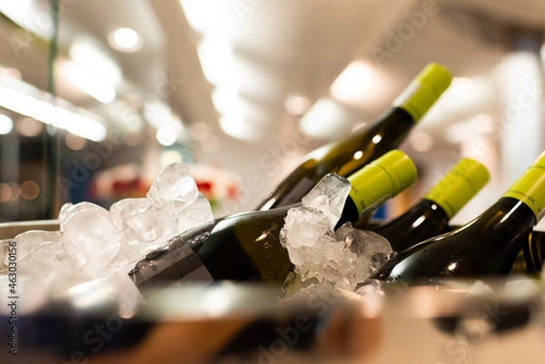 Fototapeta Close-up eines gefüllten Weinkühlers auf einem Event