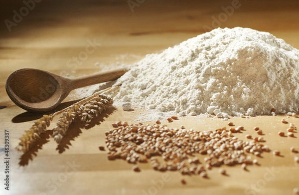 Fototapeta Weizenmehl mit Ähren und Körnern