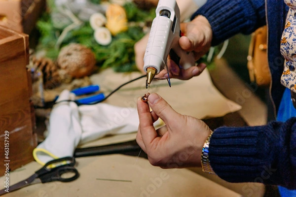 Obraz process making Christmas wreath pine needles gluing