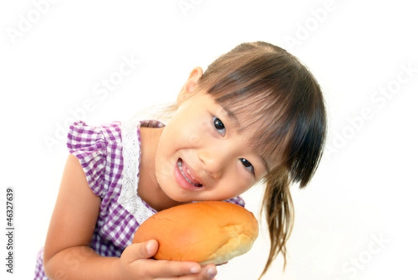 Fototapeta パンを持って微笑むかわいい女の子