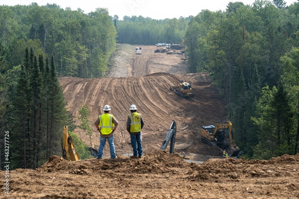 Obraz Cass CO, MN - 6 sierpnia 2021: Enbridge Line 3 Rurociągowy plac budowy w lesie Minnesota z kopalniami i spychaczami pokrywającymi zainstalowaną rurę. Pierwszy plan celowo nie jest w centrum uwagi.