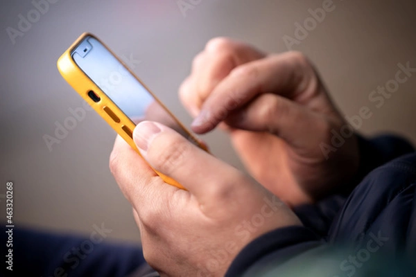 Obraz Smartfon w dłoniach