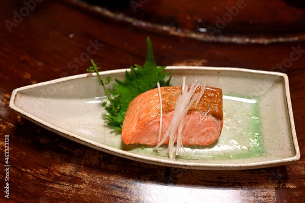 Fototapeta 寿司屋のサーモン焼き魚