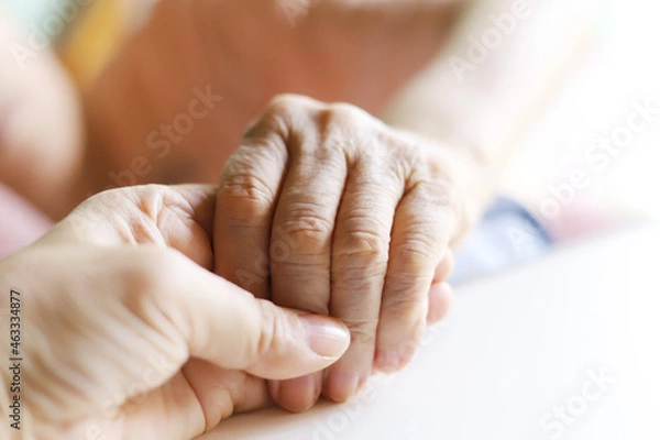 Obraz 高齢の母と娘の手をつないでいる手元のクローズアップ