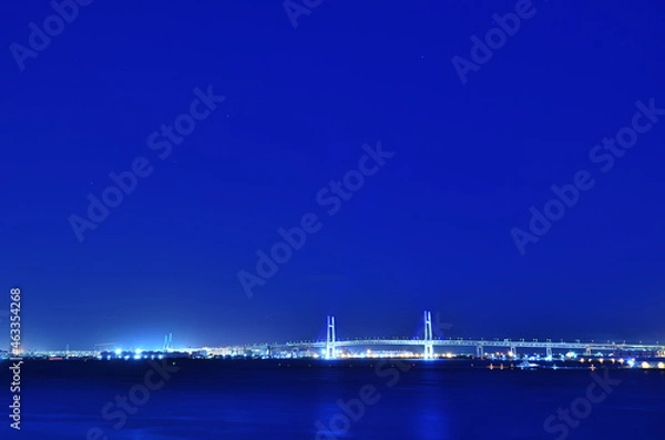 Fototapeta 日本　横浜市に有る大さん橋から見る医療従事者支援ライトアップ中の横浜ベイブリッジと夜景