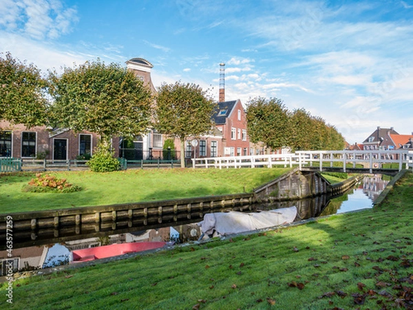 Fototapeta Houses with waterside gardens on Eegracht canal in IJlst, Friesland, Netherlands