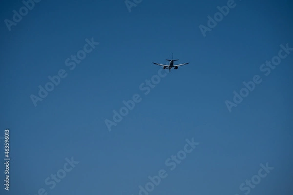 Obraz 後ろから見た飛行中の飛行機