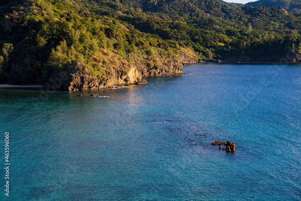 Obraz 青い海に沈む沈没船