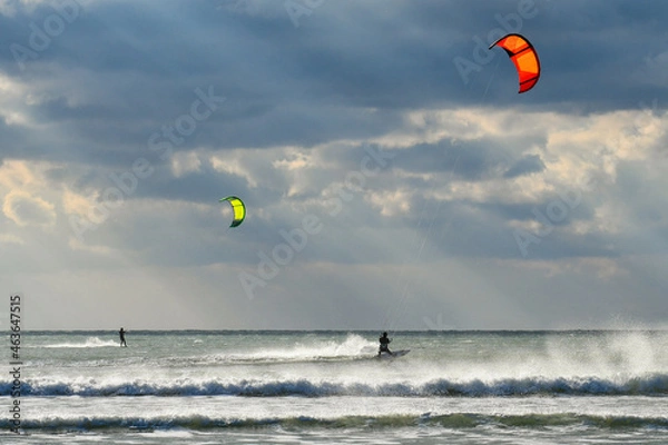 Obraz Session de kite surf sous la lumière oblique d'un soir d'automne