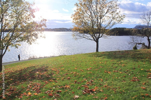 Fototapeta silhouette of a man on a background of water - Bærum