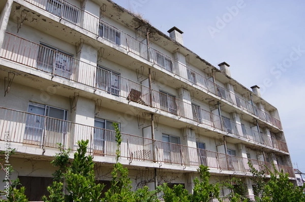 Obraz 老朽化した鉄筋コンクリートの集合住宅