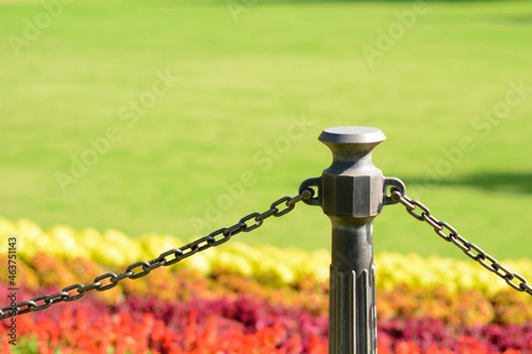 Obraz チェーン越しの綺麗な芝生と花壇