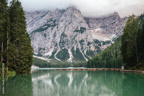 Obraz Küstenidylle: Haus am Felsen mit Blick auf den See