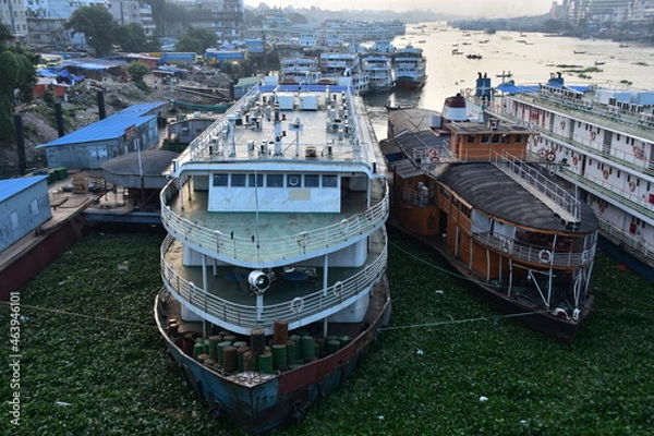 Obraz バングラデシュのダッカ。
川岸に停留中のフェリー。