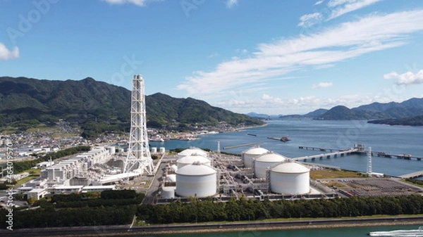 Obraz 瀬戸内海の青い海と空と山口県柳井市の景色！SDGs火力発電所・ドローン空撮