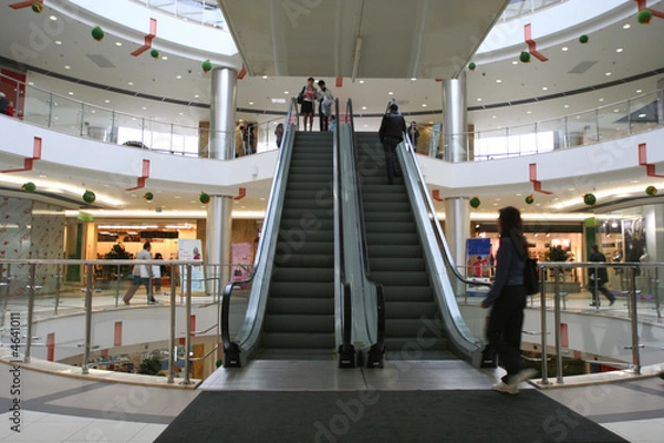 Obraz Kupujący w wielopoziomowym centrum handlowym