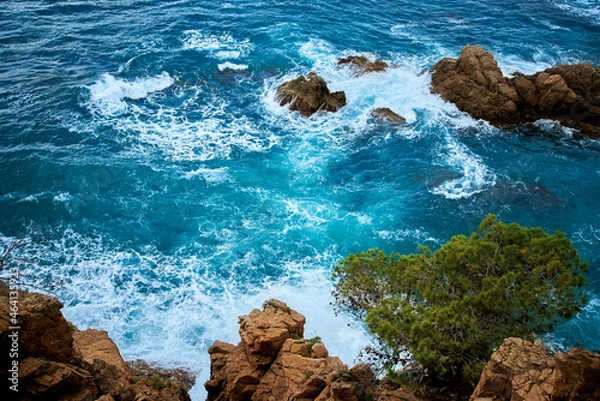Fototapeta waves crashing on rocks