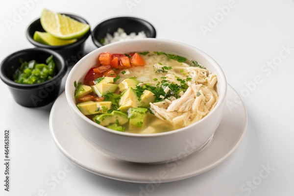 Fototapeta Consome de pollo con jitomate y aguacate