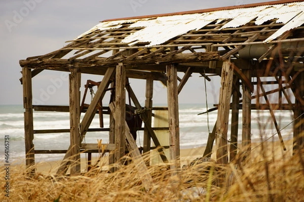 Obraz 日本海の海沿いにある廃小屋
