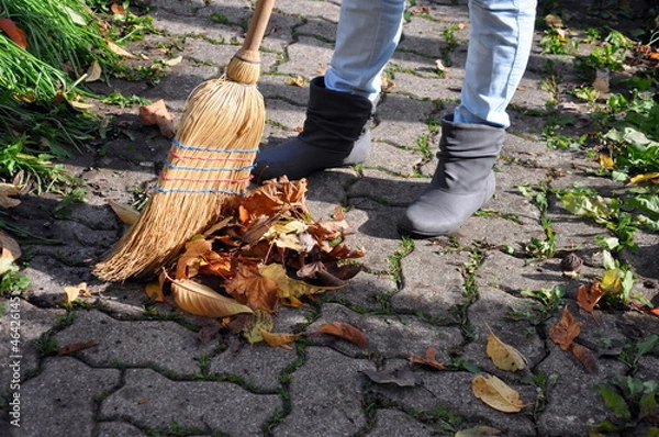 Obraz Herbstblätter zusammenfegen