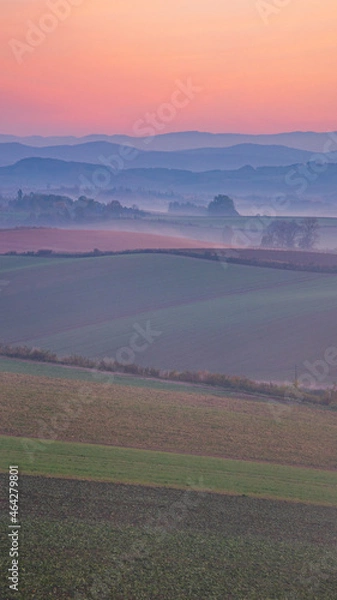 Fototapeta 朝焼けと雲海　秋の北海道　絶景　縦構図