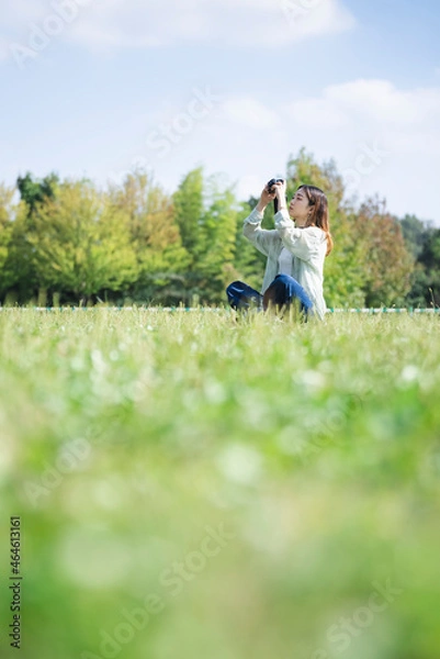Fototapeta 公園のカメラ女子