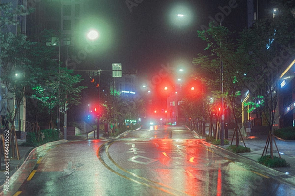 Fototapeta 비오는 몽환적인 동네 거리