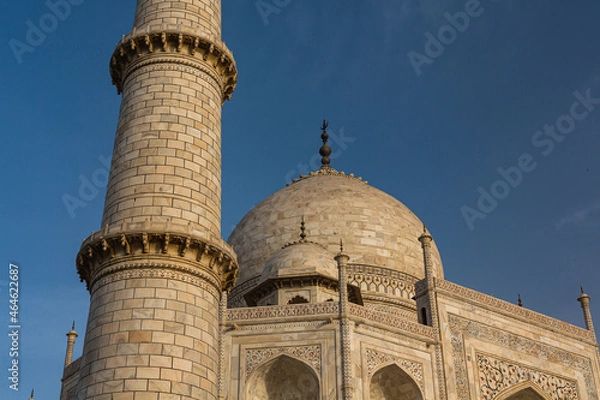 Fototapeta インド　アーグラのタージ・マハルの大理石で作られた墓廟とミナレット
