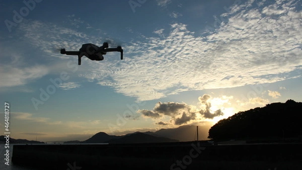 Fototapeta 山口県観光地ドローン空撮　朝日の光と瀬戸内海の島々と柳井市の街並み！