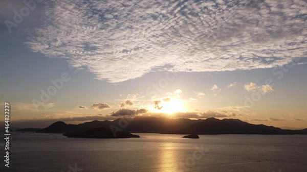 Fototapeta 山口県観光地ドローン空撮　朝日の光と瀬戸内海の島々と柳井市の街並み！