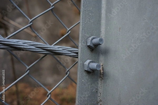 Fototapeta ワイヤーを止めているボルト
