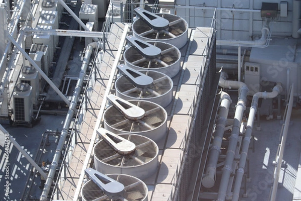 Obraz オフィスビル屋上の空調設備（冷却塔）
