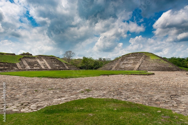 Fototapeta View of an ancient pyramid at the EL Tajin archeological site, in Papantla, Veracruz, Mexico.