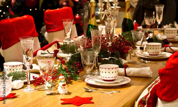 Obraz elegant Christmas table setting in red