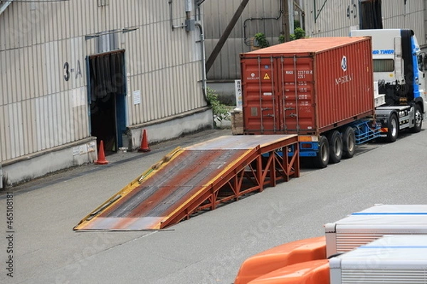 Obraz コンテナ車の荷降ろし作業