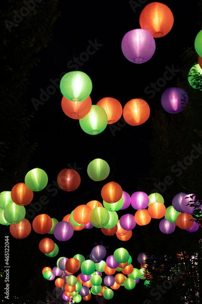 Fototapeta 闇夜に浮かぶカラフルな提灯