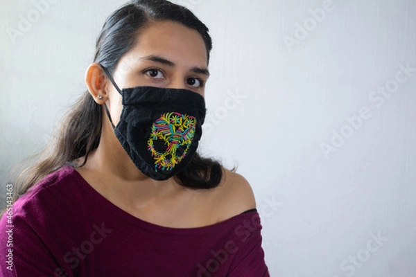 Obraz Mujer latina con cubrebocas de calavera