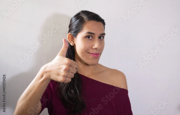 Obraz Mujer morena con pulgar arriba