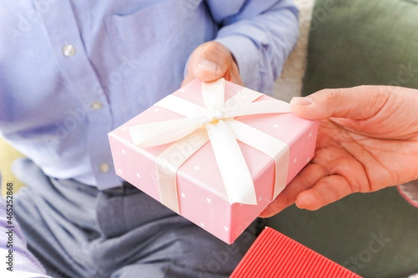 Fototapeta プレゼントを渡す高齢の夫婦