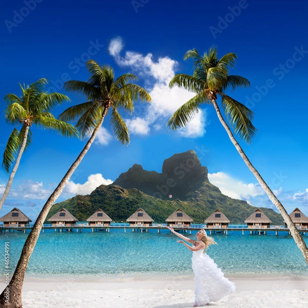 Obraz panna młoda na plaży z palmą i górą. Bora-Bora. Polinezja