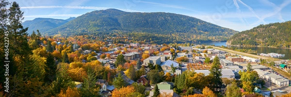 Obraz Nelson City BC Autumn Panorama. Nelson is a city located in the Selkirk Mountains on the West Arm of Kootenay Lake in the Southern Interior of British Columbia, Canada.

