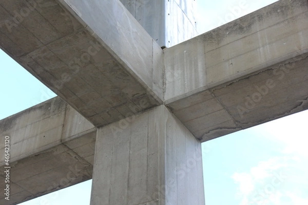 Obraz コンクリートの梁や柱で作られた構造物の一部