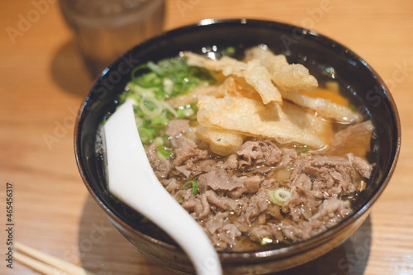 Obraz 柔らかい麺と澄んだ出汁が特徴の福岡の肉ごぼう天うどん